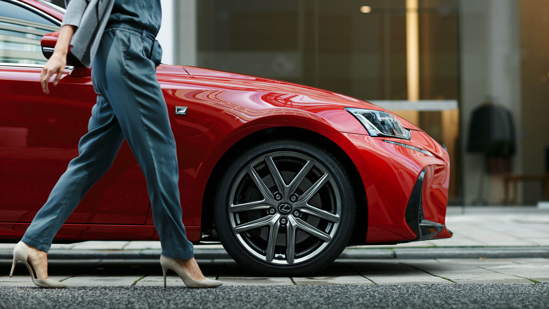 Lexus IS Exterior Seitenansicht mit Frau