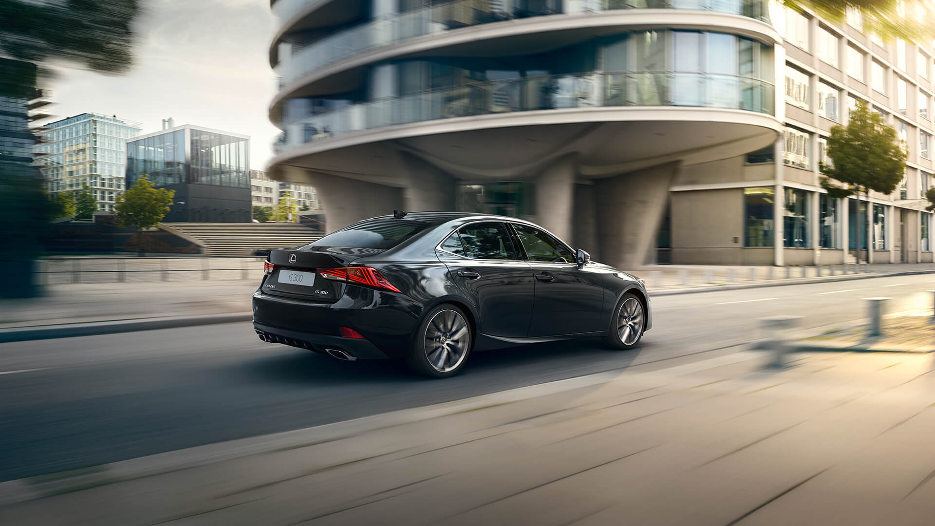 Lexus IS schwarz fahrend