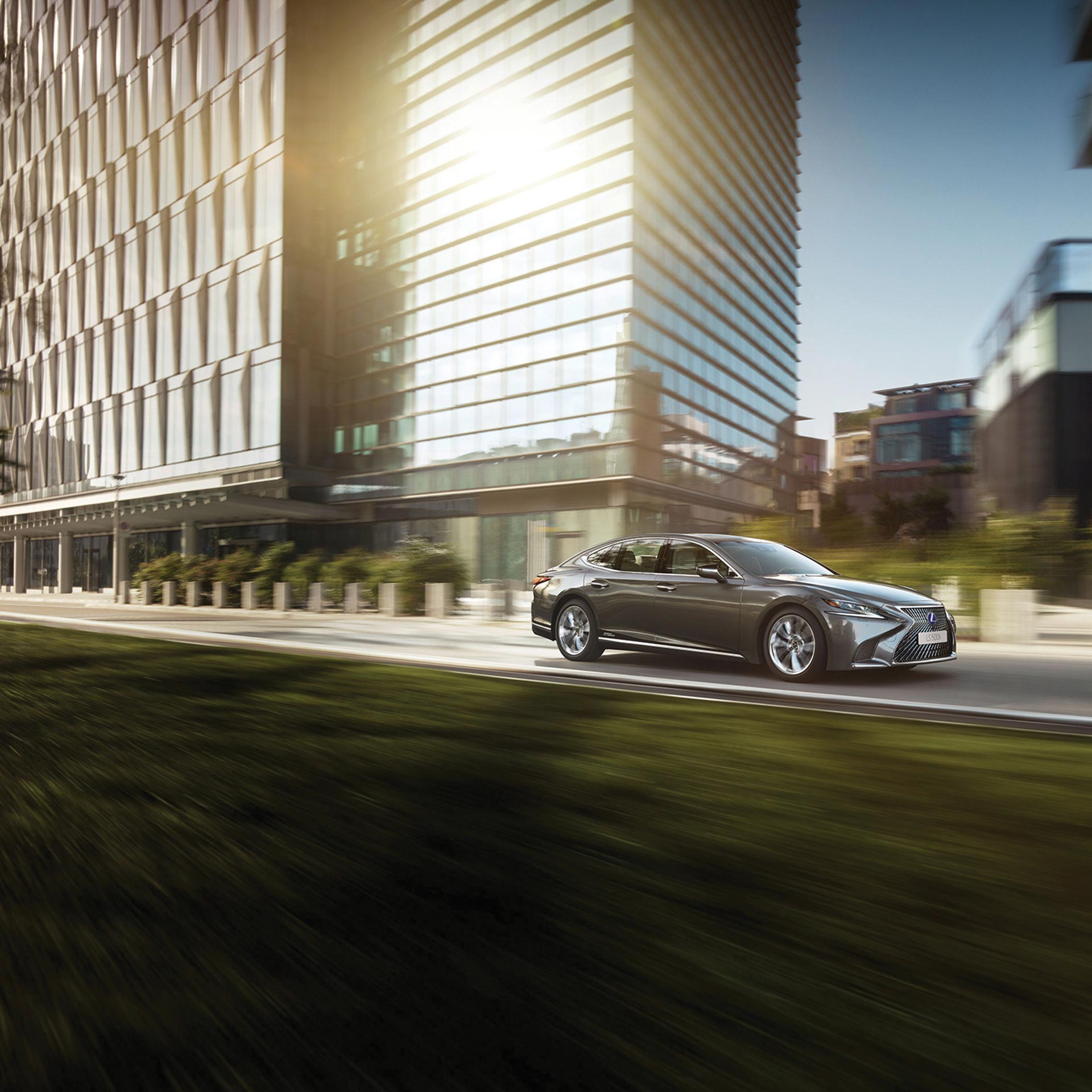 Lexus LS 500h in Stadt