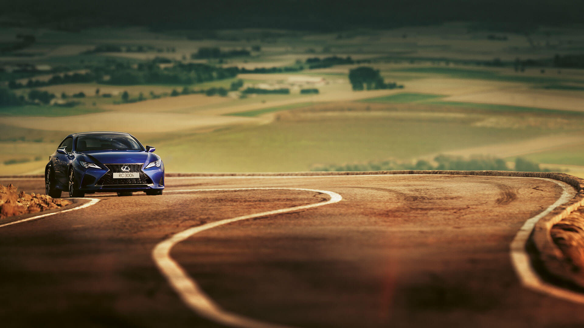 Lexus RC blau auf Straße