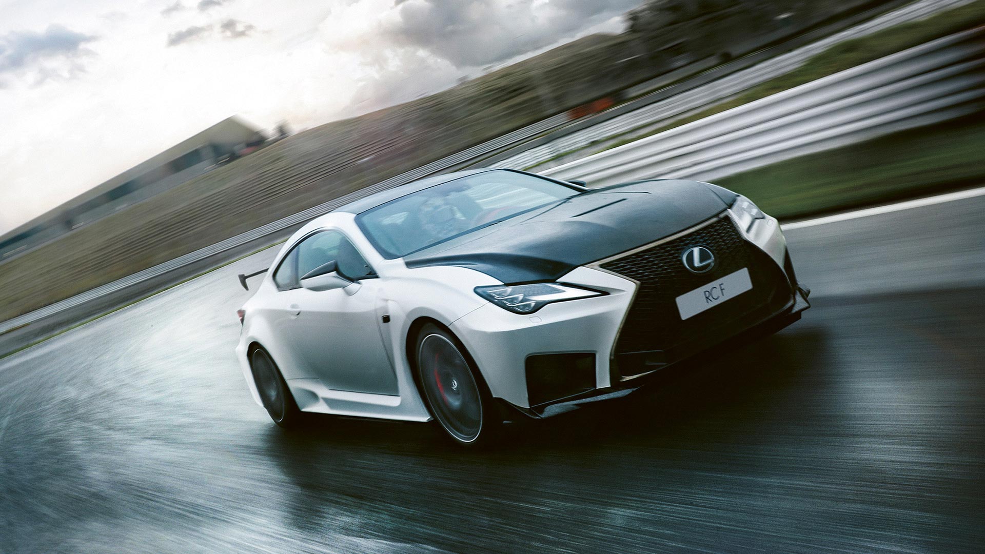 Lexus RC F weiß fahrend