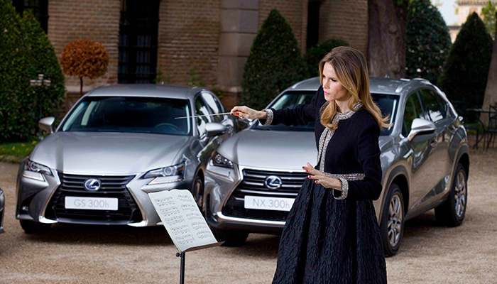 Inma Shara dirigiendo orquesta Lexus