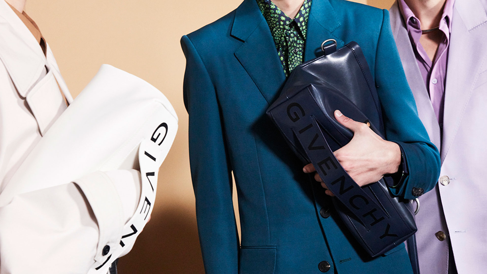 Imagen de campaña del bolso Tag Bag de Givenchy