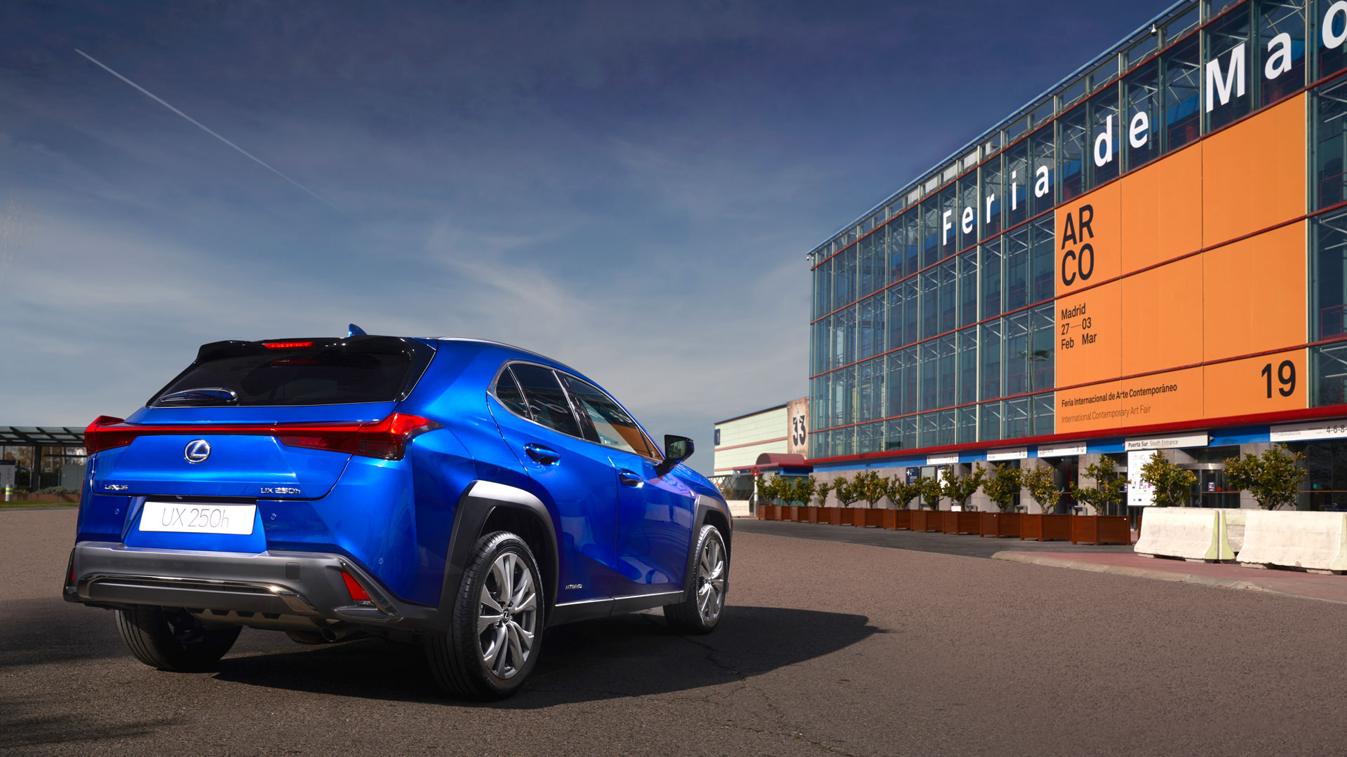 Imagen del Lexus UX delante de la fachada de IFEMA