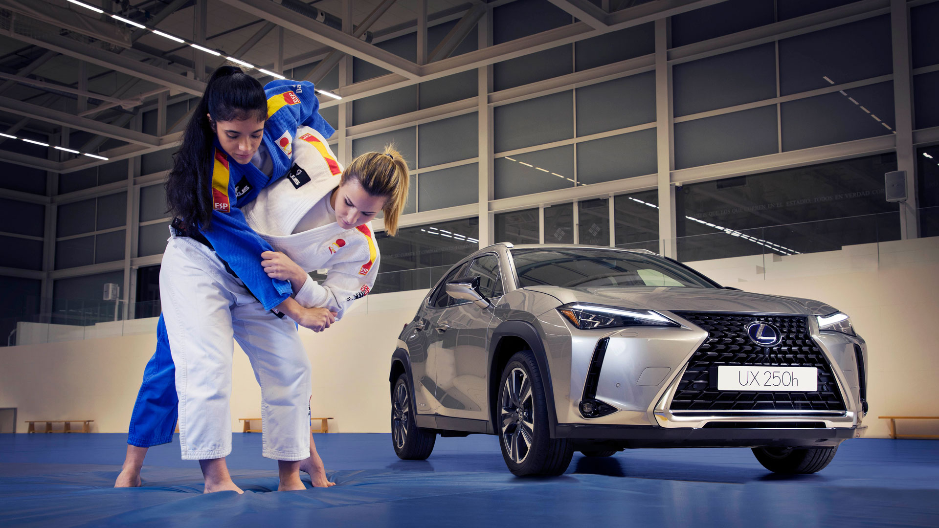 Imagen de judokas junto al Lexus UX 250h