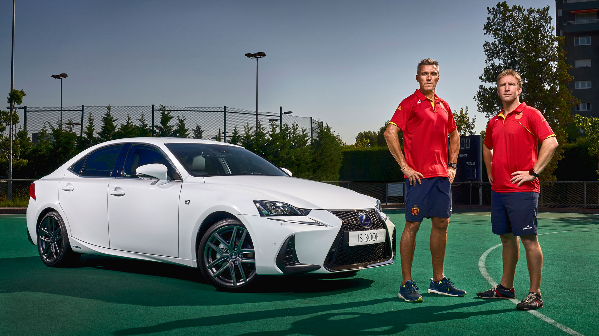 Imágenes oficiales de jugadores de hockey delante de un vehículo Lexus