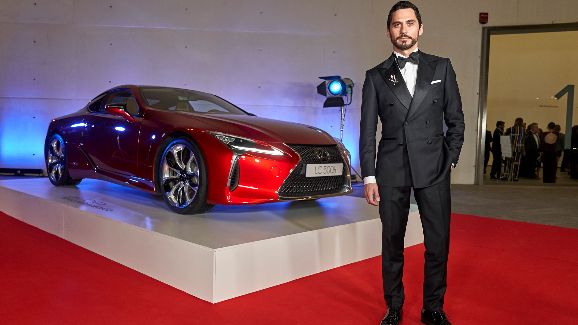 Actores del cine español posan delante del LC 500h