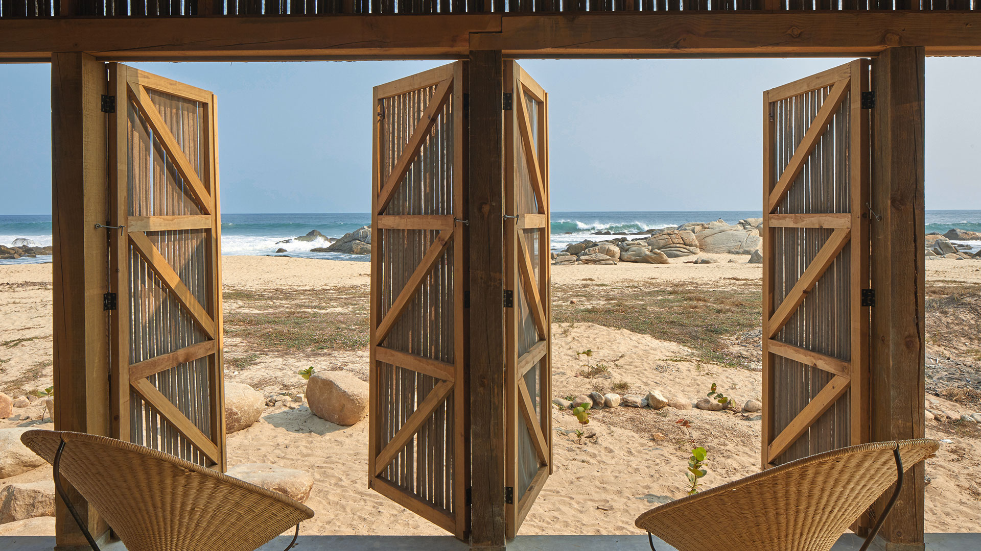 Imágenes del libro Living by the Ocean