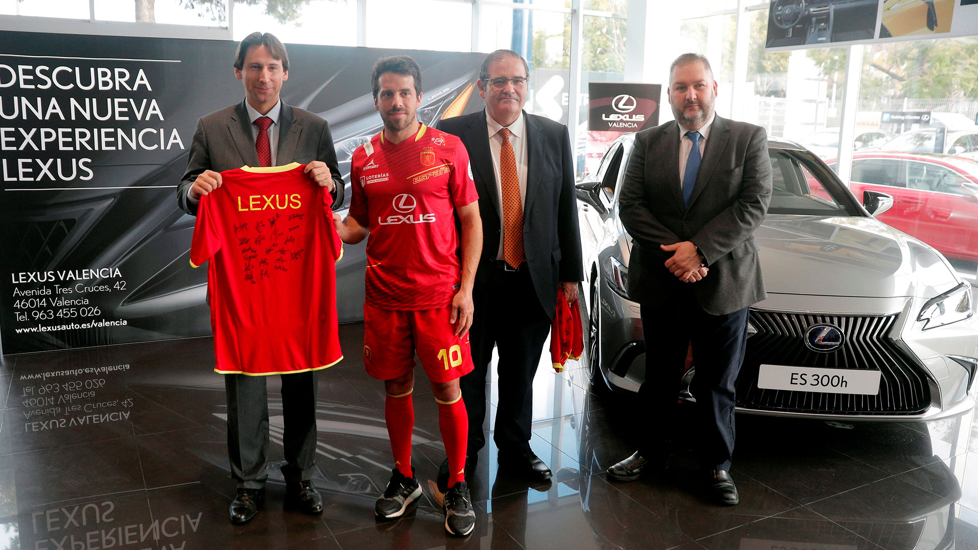 La selección española de hockey en el concesionario de Lexus Valencia