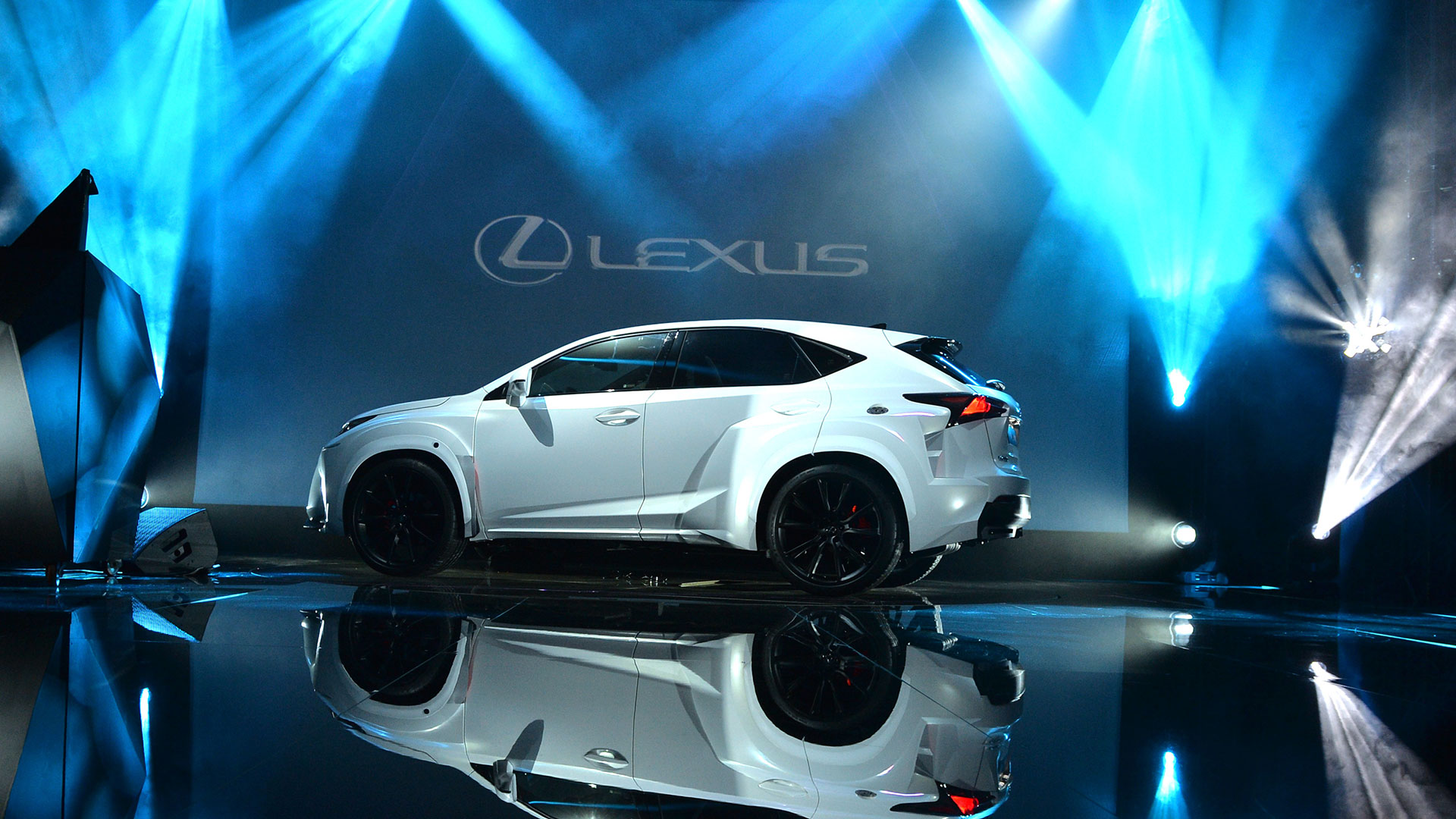 Nuevo Lexus NX 300h híbrido Will I Am hero asset