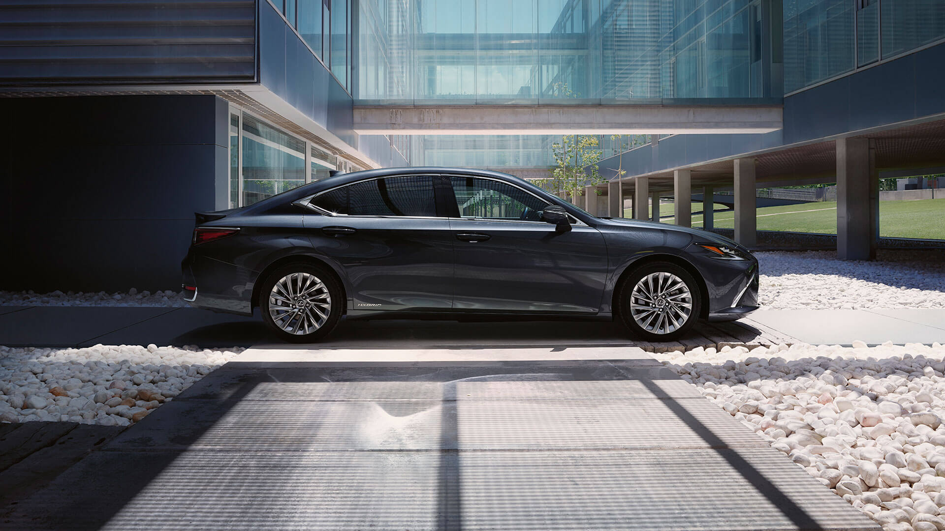 2022 lexus es overview gallery exterior 02