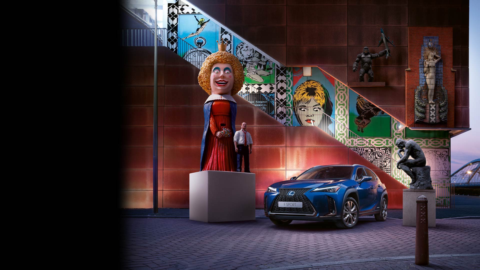 Een grijze rijdende Lexus UX 250h F sport