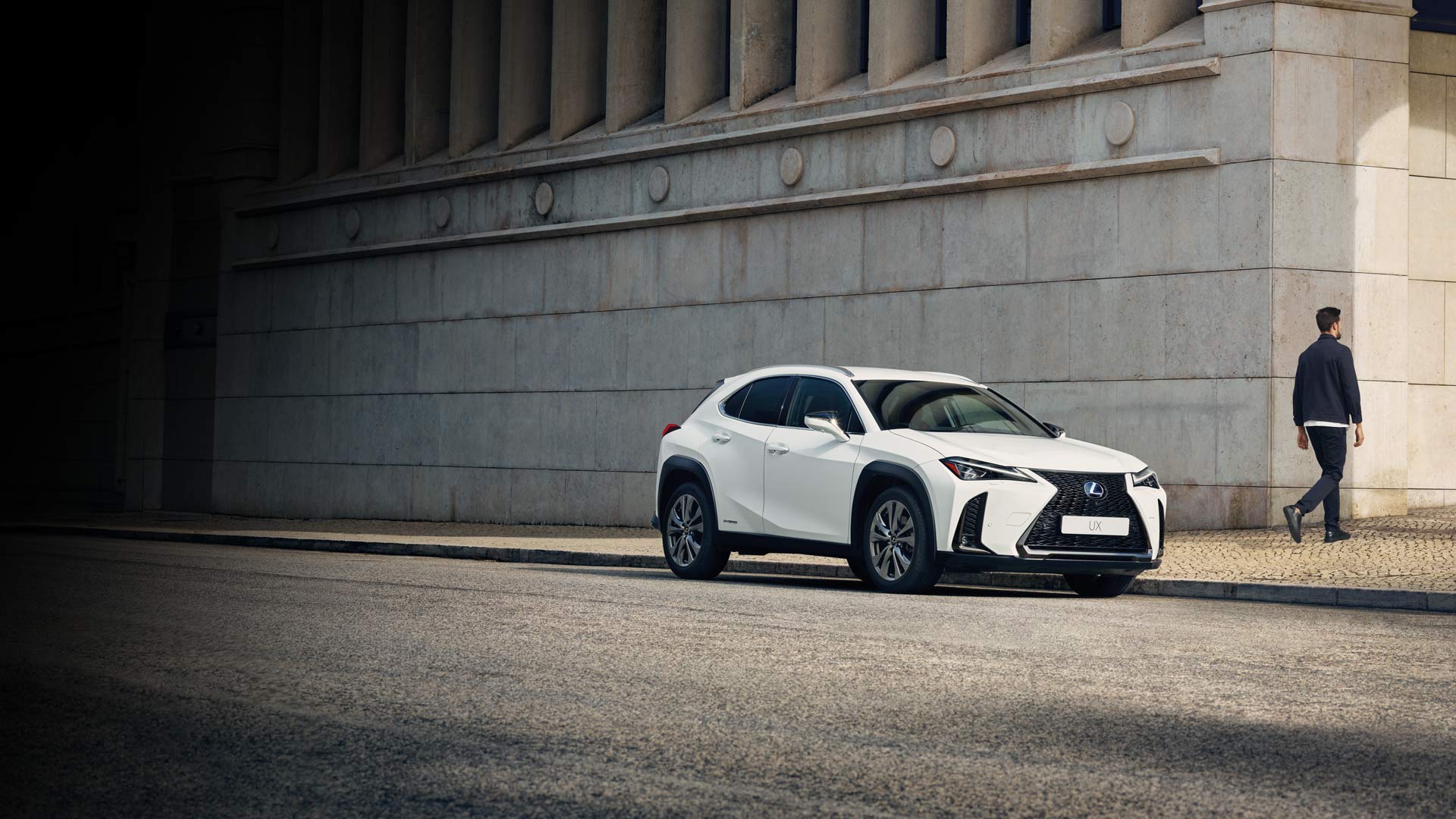 Vooraanzicht van een witte Lexus UX 250h