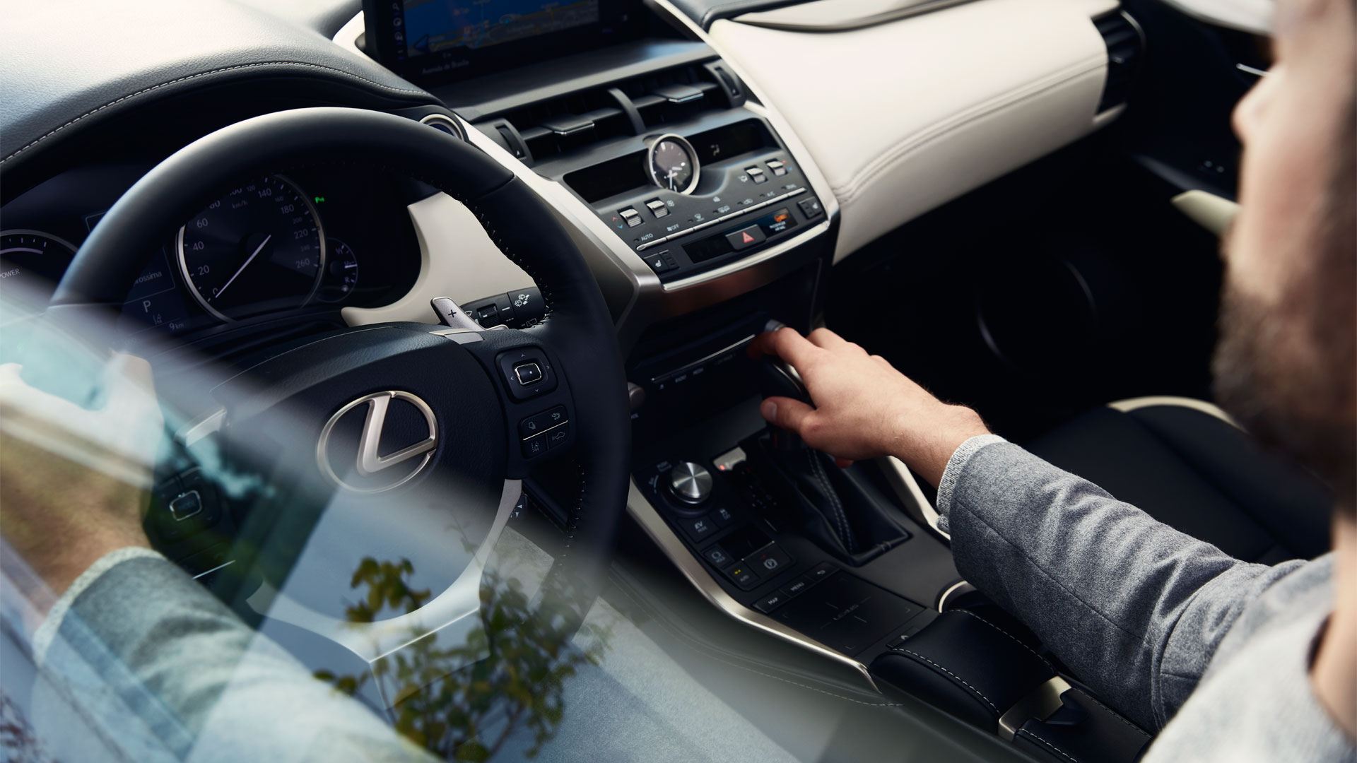 Zilvergrijze Lexus NX
