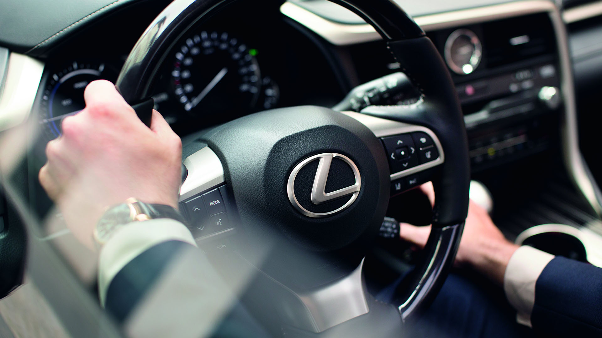 Voorkant van alle witte hybride Lexus modellen