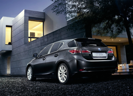 En koksgrå Lexus selvladende CT parkert utenfor et funkishus