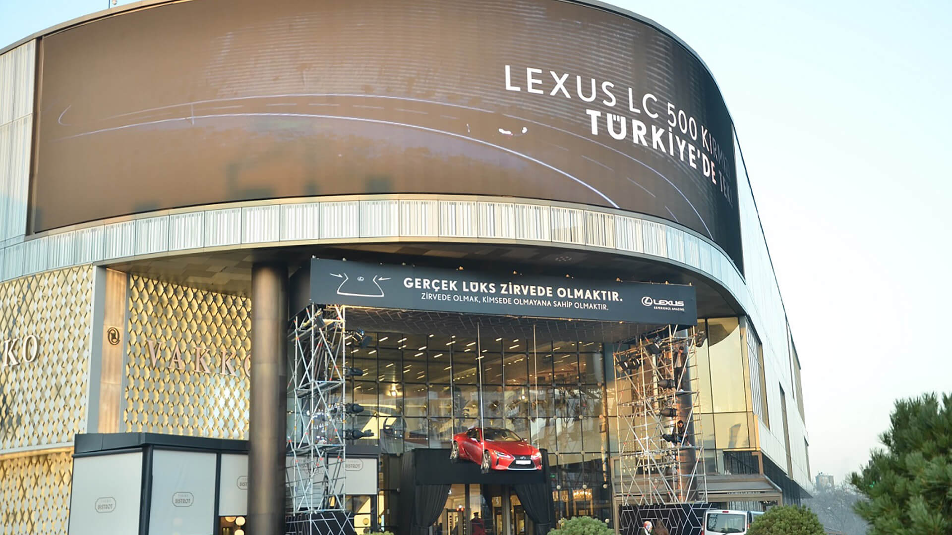 Lexus LC 500 zirvede ucuyor