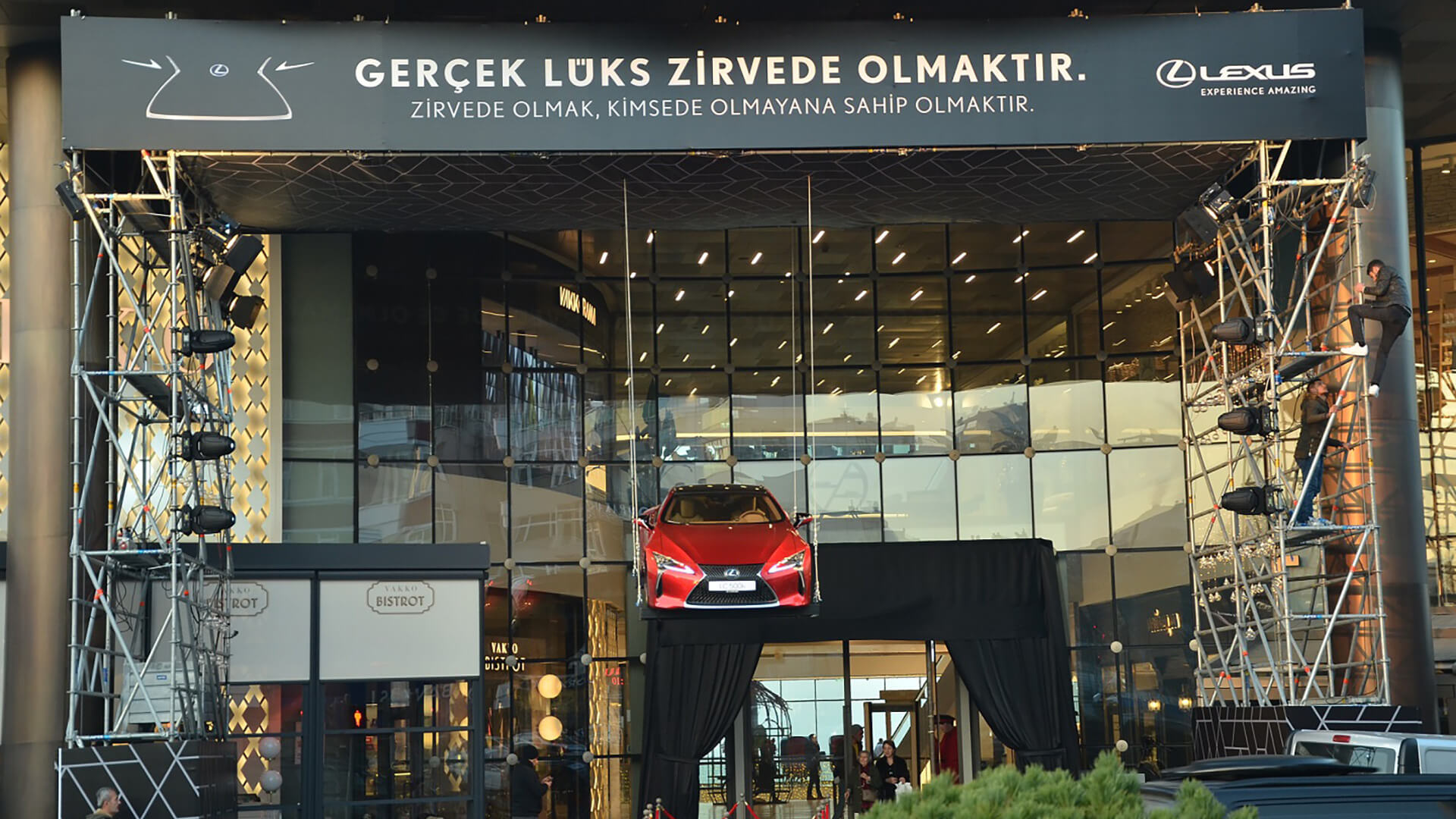 Lexus Zirvede Uçan Otomobil Sergilemesiyle gallery03