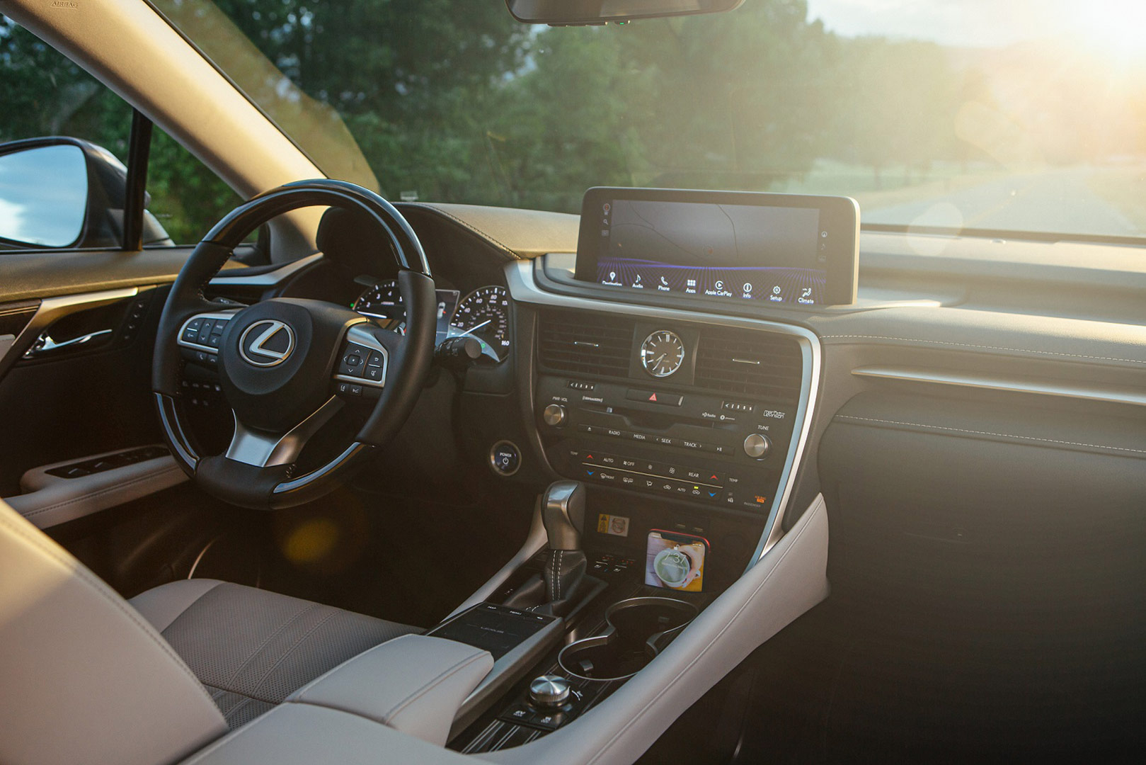 lexusun luks suvu rx yenilenerek turkiye showroomlarinda satisa sunuldu gallery04